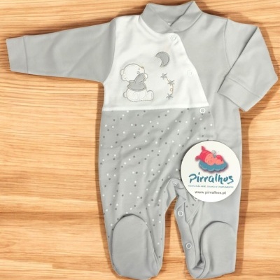 Macacão de bebé cinzento e branco com estampa de urso e lua
