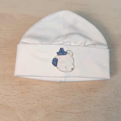 Gorro de bebé branco com bordado de urso com chapéu azul