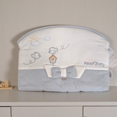 Tampa de tecido para trocador de bebé com pássaros bordados e laço cinza