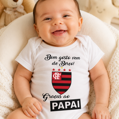 Body branco para bebé com estampa e texto em português.