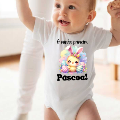 Body branco de bebé com estampado de Páscoa e texto em português