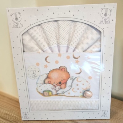 Conjunto de roupa de bebé com urso e estrelas em embalagem de cartão branco