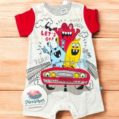 Macacão de bebé com monstros coloridos numa carrinha vermelha e mangas vermelhas