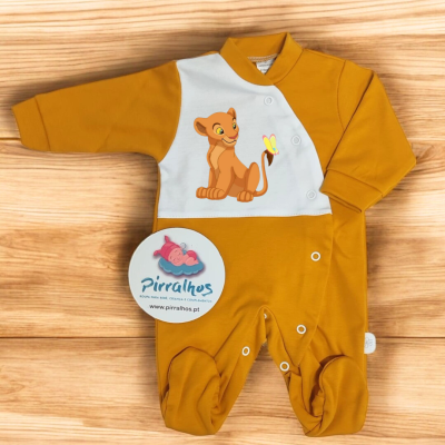 Macacão de bebé amarelo com painel branco e leãozinho, botões de pressão, etiqueta Pirralhos