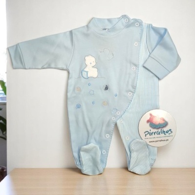 Macacão de bebê azul claro e azul às riscas com ursinho bordado