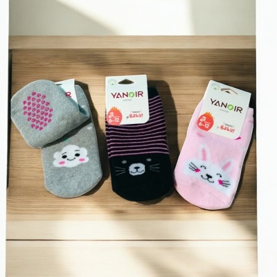 Meias de bebé Yanoir com padrões de nuvem, gato e coelho em cinza, roxo e rosa.