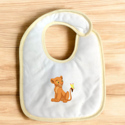 Babete branco com estampa de leão e borboleta
