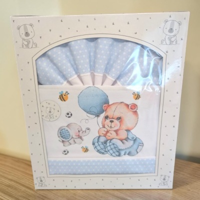 Caixa de tecidos para bebé com padrões de estrelas e desenhos de urso e elefante.