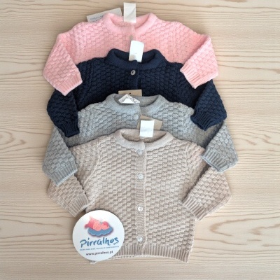 Quatro casacos de malha para bebé em rosa, azul escuro, cinzento e bege com etiqueta da marca pirralhos