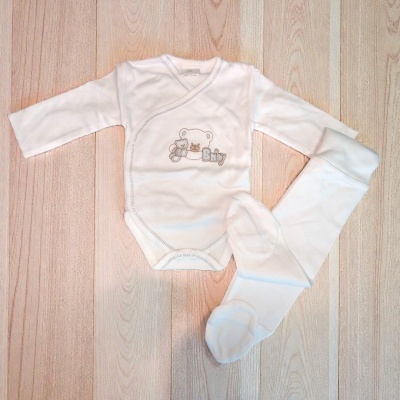 Conjunto branco de roupa de bebé com body e calças com pés