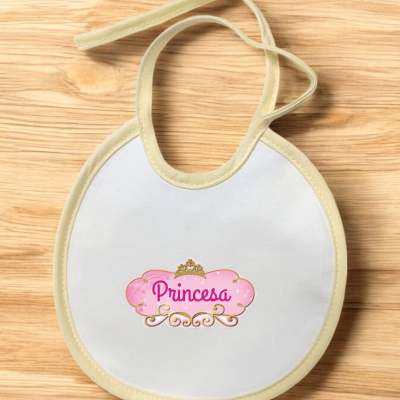 Babete branco com bordas bege com texto Princesa e design decorativo cor-de-rosa com coroa dourada
