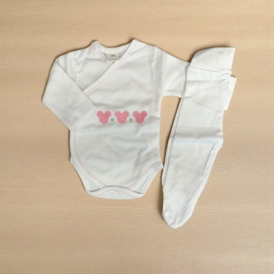Conjunto de roupa para bebé branco com body de manga comprida e calças com pé integral