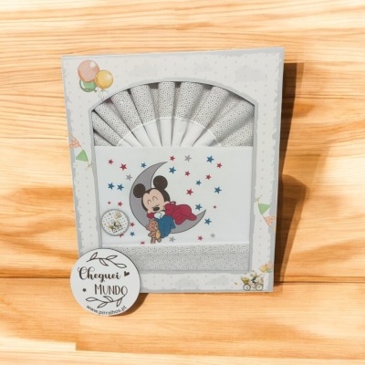 Conjunto de paninhos de boca com imagem do Mickey Mouse e texto Cheguei ao MUNDO