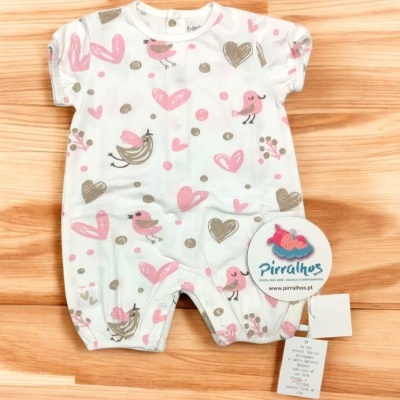 Macacão de bebé branco com corações e pássaros cor de rosa e castanho