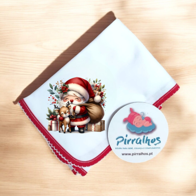 Lenço branco com bordas vermelhas e estampa natalícia de Pai Natal e rena.