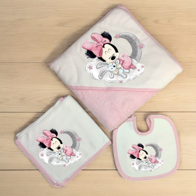 Conjunto infantil com toalha, fralda e babete bordados com a Minnie Mouse em rosa e cinza.