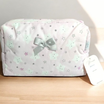 Necessaire rosa claro com estrelas, nuvens e laço prateado