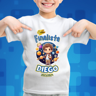 Camisola branca com estampa colorida e texto 'Sou Finalista DIEGO 2023/2024'