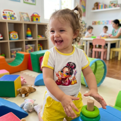 Criança brincando com brinquedo empilhável de argolas coloridas numa sala de aula colorida