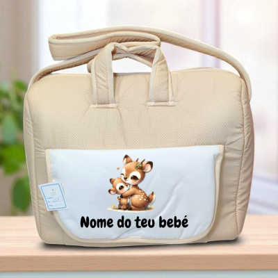 Mala bege para bebé com bolso branco e desenho de veados e texto