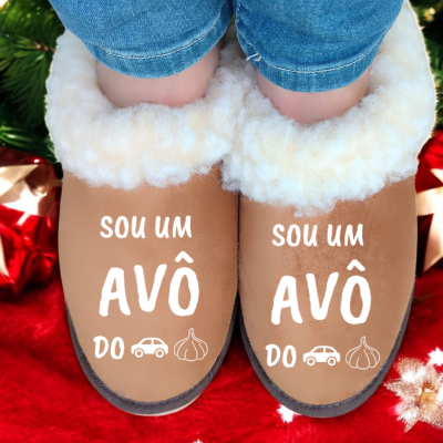 Chinelos castanhos com pelo branco e texto em branco sobre fundo natalino