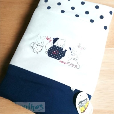 Capa de edredão de bebé azul e branca com bordados de coelhos e urso