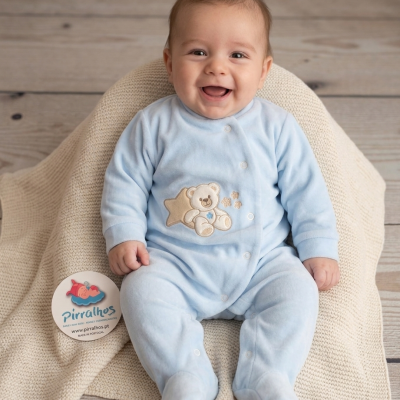 Macacão de bebé azul claro com ursinho bordado e manta bege