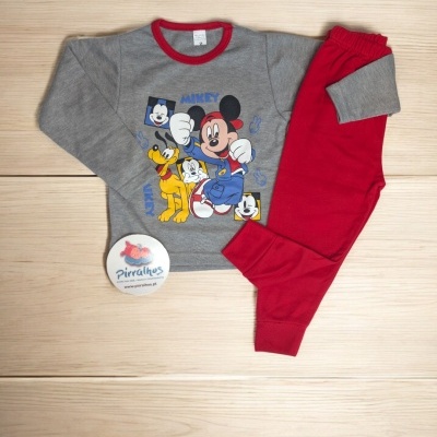 pijama infantil Mickey cinza e vermelho com personagens Disney em fundo de madeira clara