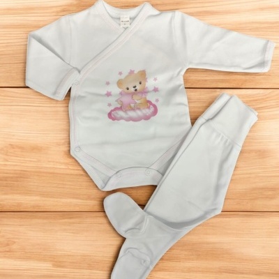 Conjunto de bebé branco com estampado de urso e calças com pés