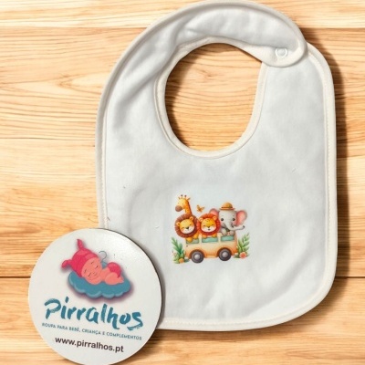 Babete branco para bebé com estampa de animais e cartão da marca Pirralhos