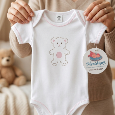 Body branco de bebé com estampa de ursinho e etiqueta redonda da marca Pirralhos