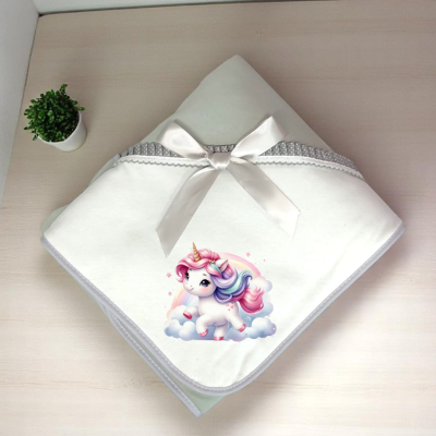 Manta branca para bebê com estampa de unicórnio colorido e laço branco