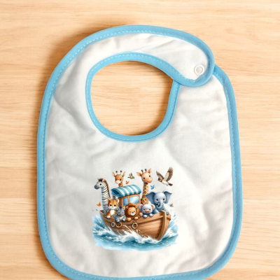 Babete branco com borda azul e ilustração de animais numa arca
