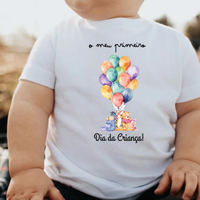 Camisola branca para bebé com design de balões coloridos e texto em português
