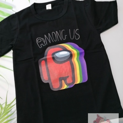 T-shirt preta com estampa colorida do jogo Among Us com texto AMONG US