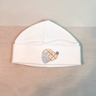 Gorro branco com desenho de cão em tecido quadriculado