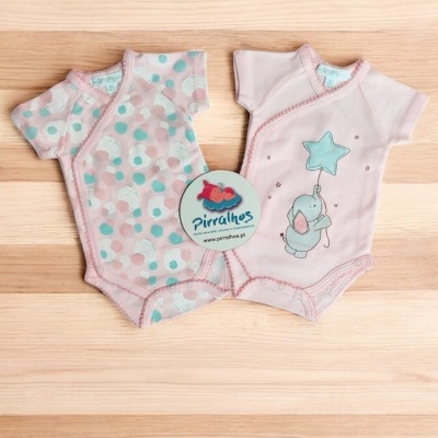 Dois bodies para bebé em algodão, um com padrão de bolinhas coloridas e outro rosa com elefante azul