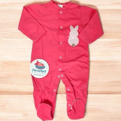 Macacão de bebé vermelho com bordado de coelho e botões de pressão