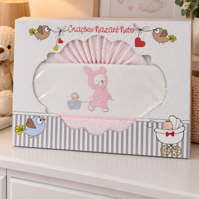 Conjunto de roupa de bebé branco e rosa com ursinho bordado e caixa decorativa