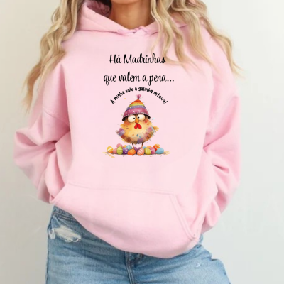 Sweatshirt rosa com estampa de galinha e texto em português