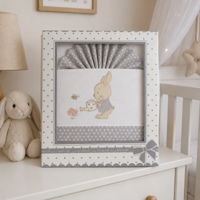 Conjunto de lençóis para berço em caixa decorativa com coelho regando flores