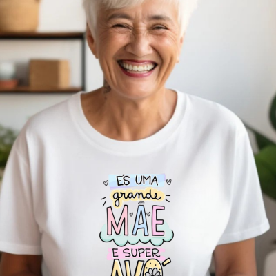 Mulher sorridente com t-shirt branca e texto colorido sobre mãe e avó