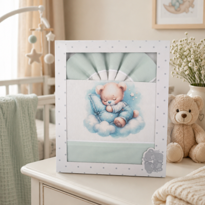 Conjunto de têxteis para berço com ursinho em nuvens na embalagem branca com estrelas.
