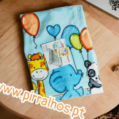 tecido azul com padrão de animais e balões coloridos em mesa de madeira clara