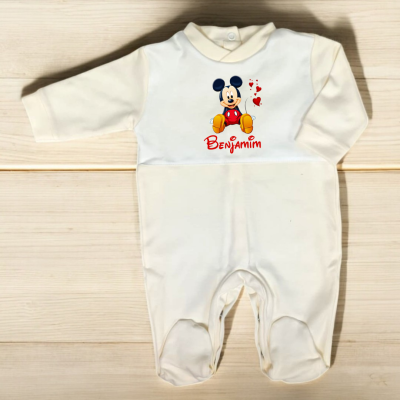 Pijama branco para bebé com imagem do Mickey Mouse e nome 'Benjamim'