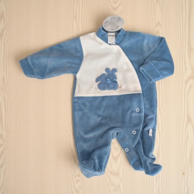 Macacão bebé azul e branco com padrão de coelho bordado