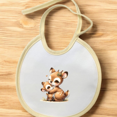 Babete branco com bordadura bege e ilustração de duas cervas bebés abraçadas