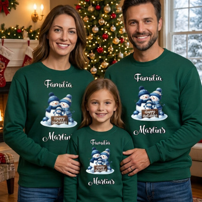 Família com camisolas verdes de Natal com bonecos de neve e texto em ambiente festivo.