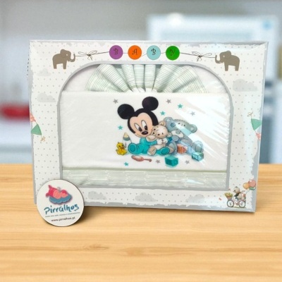 Conjunto de roupa de bebé com estampado do Mickey Mouse e brinquedos, na caixa com desenhos de elefantes