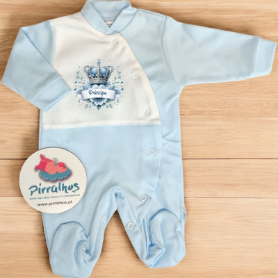 Macacão de bebé azul claro e branco com estampa de coroa azul e a palavra Príncipe no peito